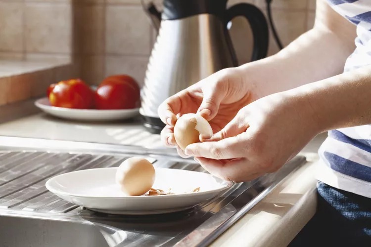 peeling-hard-boiled-eggs-getty-0521-2000-b8032818aa664640938054ddfa8a64d6_3_11zon