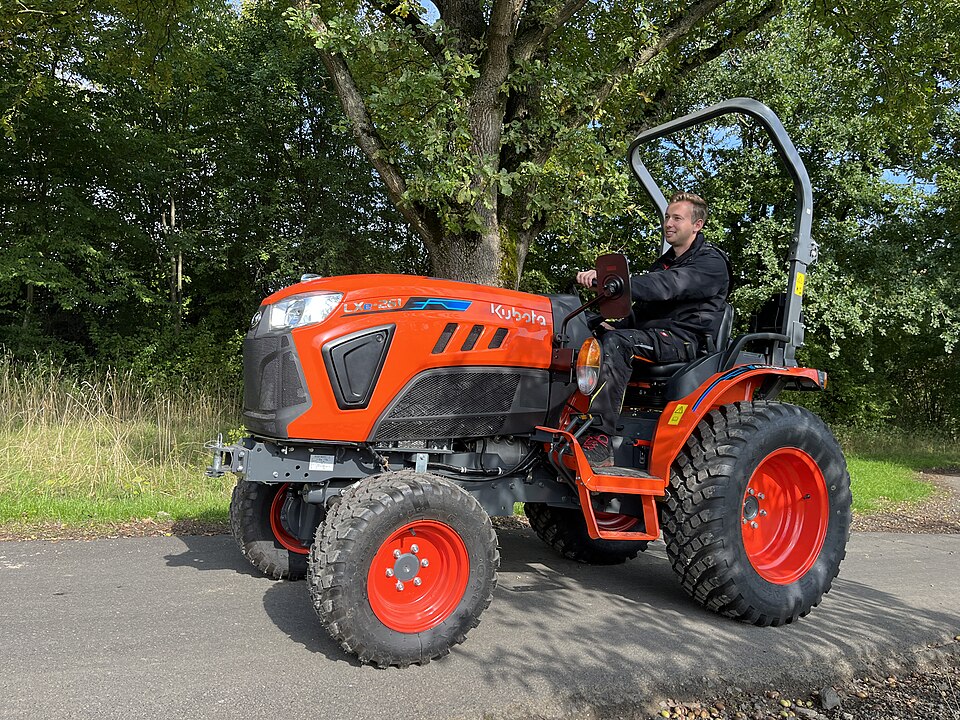 Kubota_LXe_electric_tractor_20220929